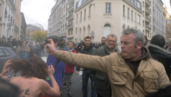 Нападение на Femen в Париже