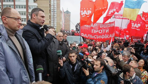 Виталий Кличко и Арсений Яценюк на акции протеста оппозиции у здания ЦИК в Киеве