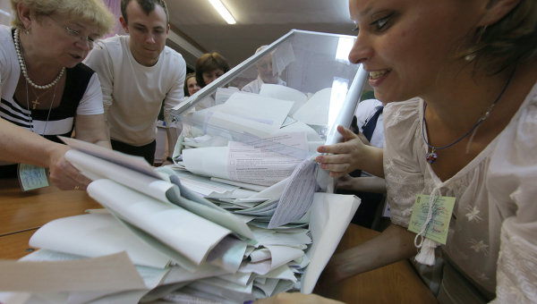 Подсчет голосов на выборах в Украине. Архивное фото
