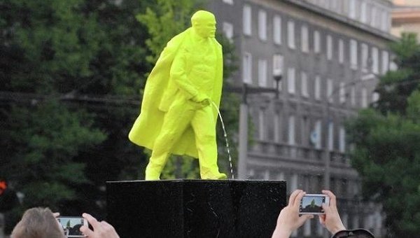 Памятник писающий Ленин в Кракове