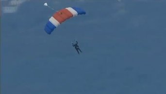 Буш-старший прыгнул с парашютом в свой 90-летний юбилей