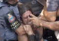 Полиция применяет слезоточивый газ против демонстранта в Бразилии