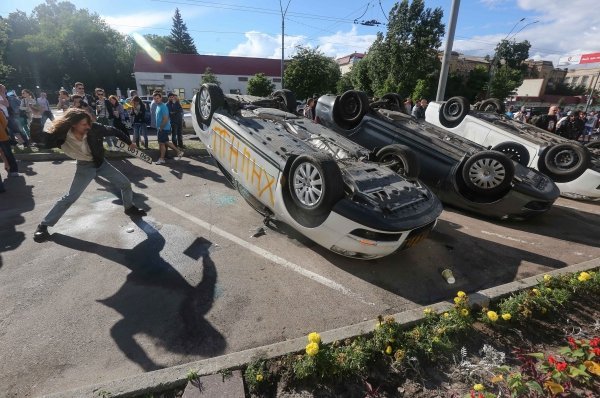Автомобили у посольства РФ после пикета