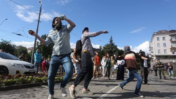 Активисты закидывают посольство РФ в Киеве яйцами