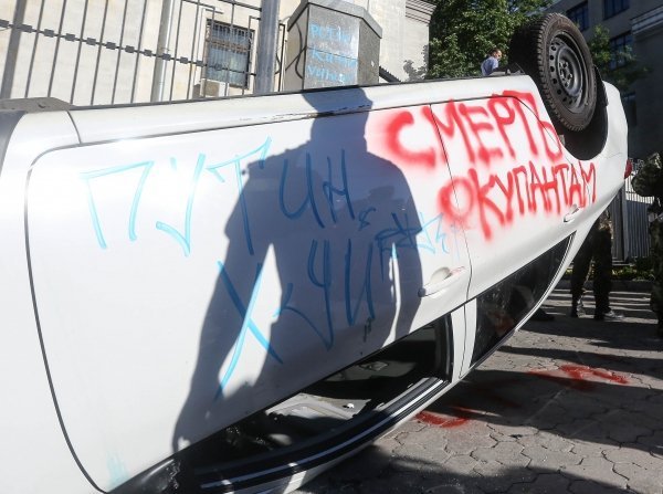 Перевернутая активистами машина у посольства РФ в Киеве