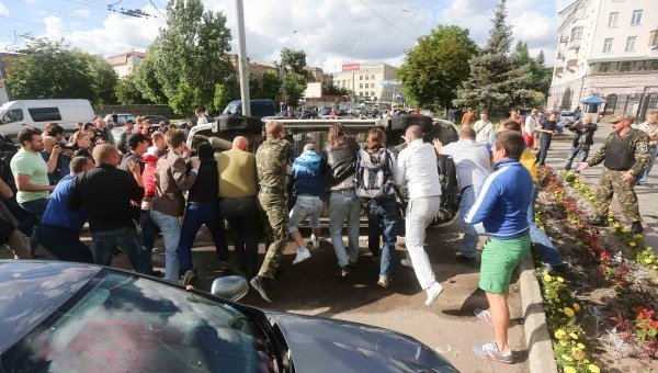 Активисты переворачивают машины у посольства РФ в Киеве
