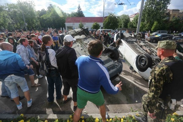 Активисты переворачивают машины у посольства РФ в Киеве