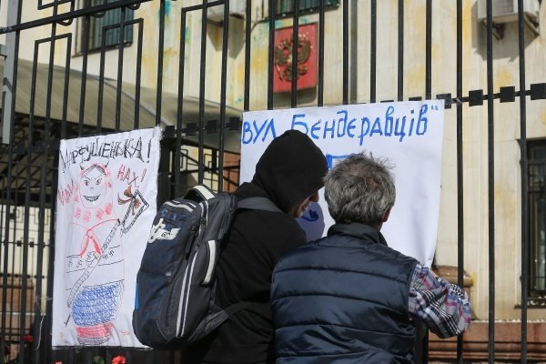 Активисты у посольства РФ в Киеве