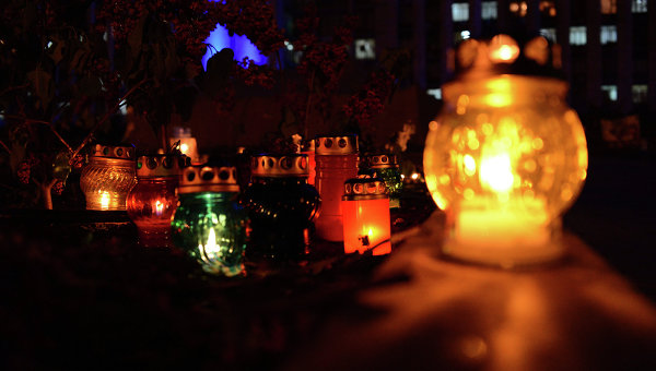 Цветы и свечи в память о погибших в Одессе