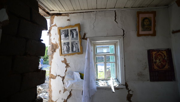 Последствия обстрела города Амвросиевки Донецкой области