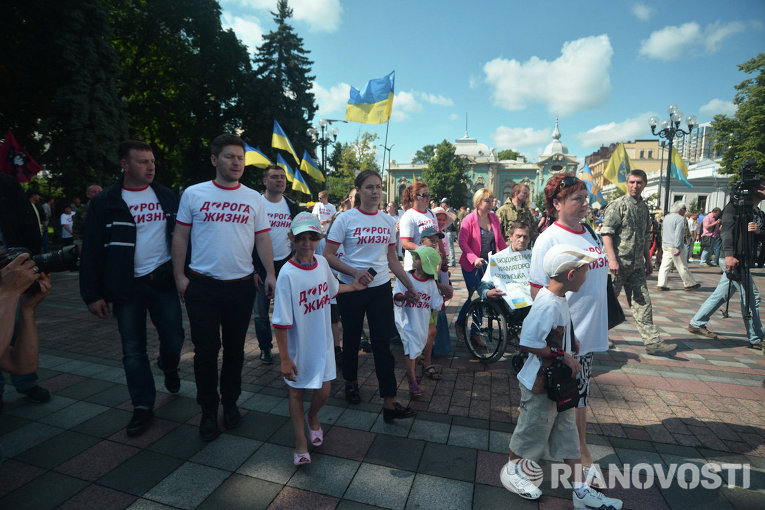Акция под Верховной Радой мирных жителей востока Украины