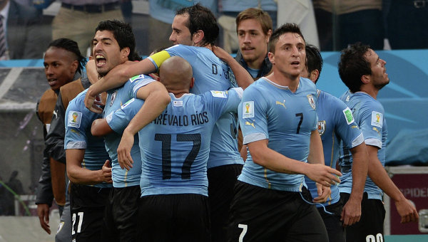 Игроки сборной Уругвая в матче против Англии на ЧМ