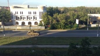 В Луганск въехали танки под георгиевским и крымским флагами