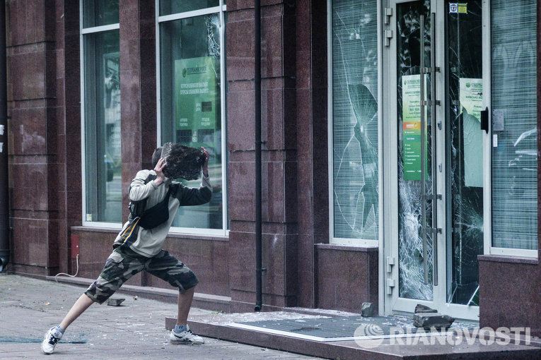 Неизвестные в масках разгромили отделение Сбербанка России в Киеве