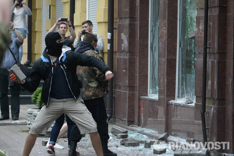 Неизвестные в масках разгромили отделение Сбербанка России в Киеве