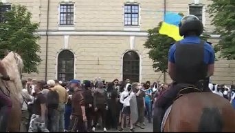 Драка радикалов в Киеве у Лавры