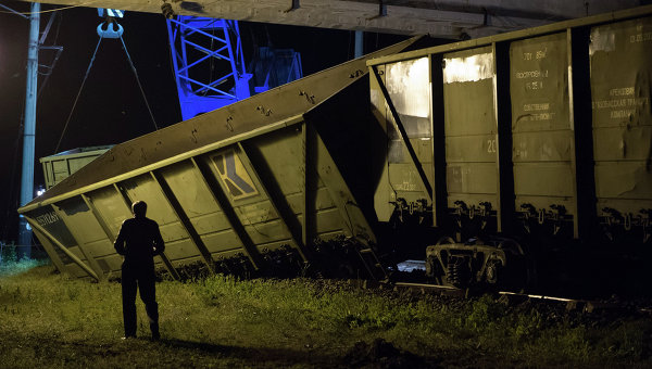 Вагоны грузового поезда сошли с рельсов при подрыве на Донецкой ж/д. Архивное фото