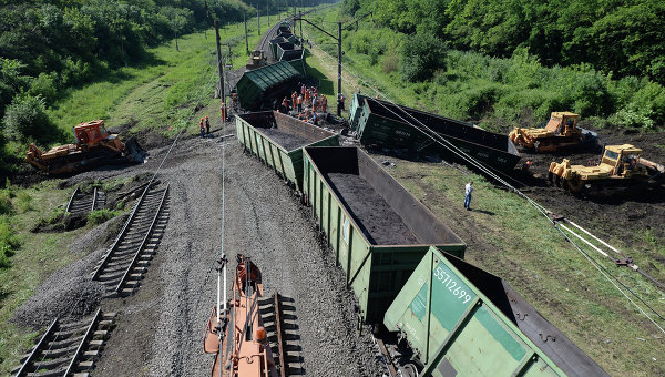 Вагоны грузового поезда сошли с рельсов при подрыве на Донецкой ж/д