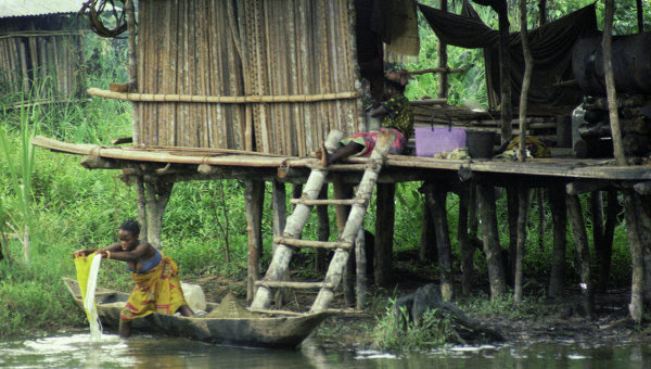 Нигерийское селение на берегу реки. Архивное фото