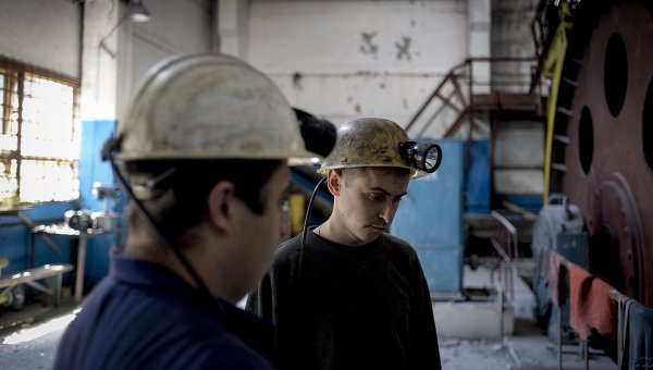 Шахтеры на шахте в Донбассе. Архивное фото
