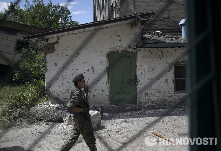 Последствия артиллерийского обстрела города Приволье в Луганской области