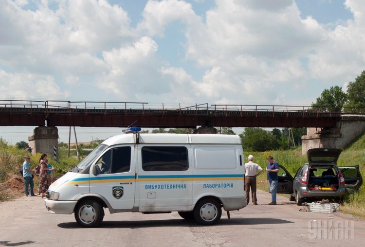 Неизвестные взорвали железнодорожный мост в Запорожской области