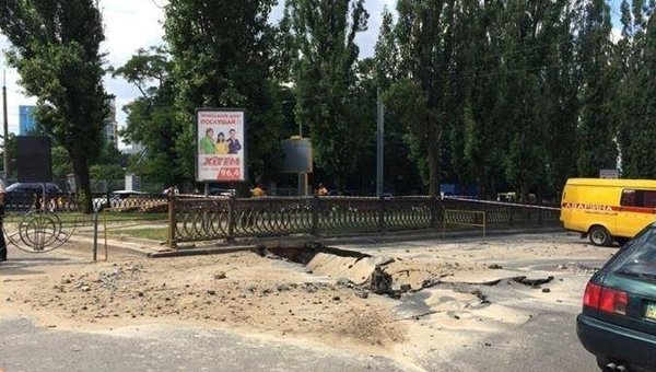 На киевском бульваре Шевченко провалился асфальт