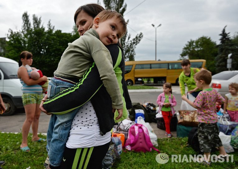 Отправка беженцев с детьми из Славянска в Россию