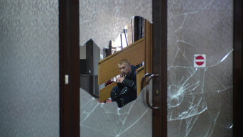 В Киеве люди в балаклавах штурмовали гостинницу Турист