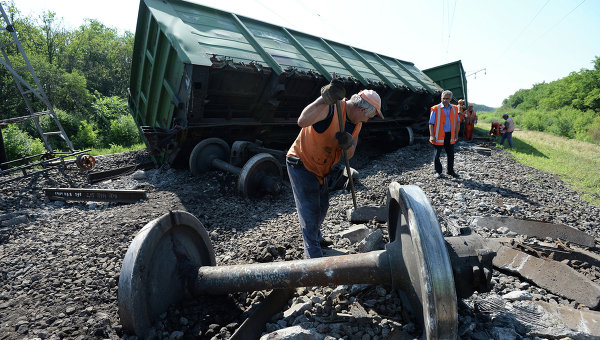 Вагоны грузового поезда сошли с рельсов при подрыве на Донецкой ж/д