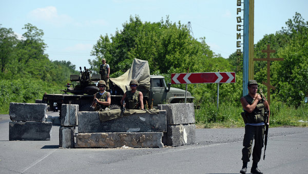 Блокпост украинских военных в Амвросиевке Донецкой области