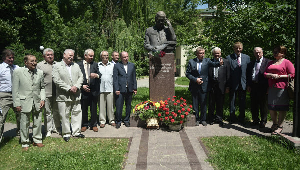 Торжественная церемония возложения цветов к памятнику Владимиру Челомею