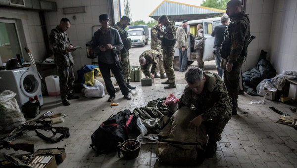 Вещи и оружие украинских военных, захваченные в ходе атаки ополченцев на блокпост