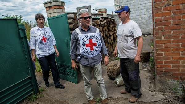 Работники миссии Красного креста