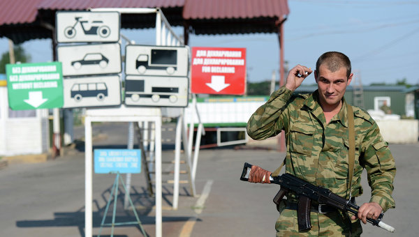Ополченцы ЛНР на пропускном пункте на границе с РФ
