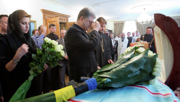 Петр Порошенко с супругой Мариной возложил цветы к гробу митрополита Киевского Владимира