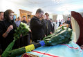 Петр Порошенко с супругой Мариной возложил цветы к гробу митрополита Киевского Владимира