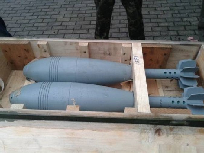 Арсенал оружия, найденный на бывшем заводе в Краматорске