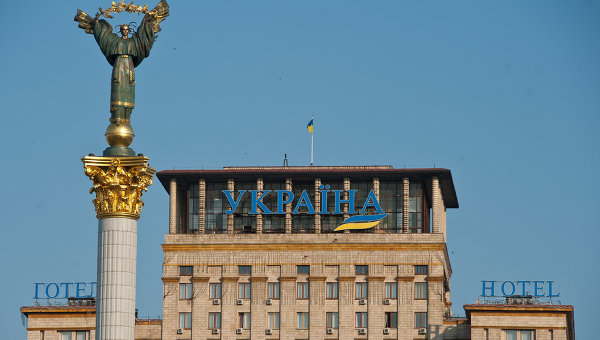 Стелла Независимости на площади Независимости в Киеве. На втором плане - гостиница Украина.
