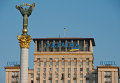 Стелла Независимости на площади Независимости в Киеве. На втором плане - гостиница Украина.
