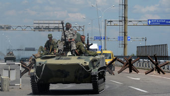 Колонна бронетехники ополченцев вошла в Донецк