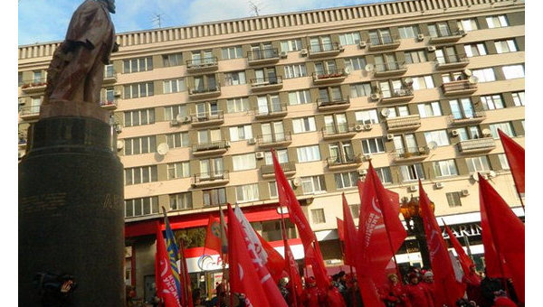 Коммунисты на акции у памятника Ленину в Киеве, архивное фото