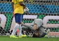 Вратарь сборной Бразилии Жулио Сезар пропускает мяч