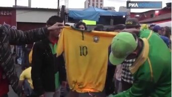 Болельщики жгут футболки сборной Бразилии после поражения на ЧМ