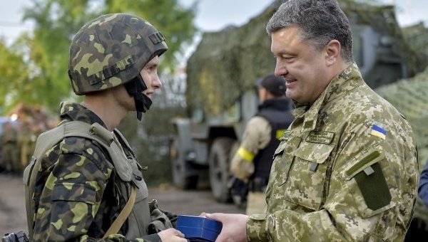 Президент Петр Порошенко наградил военнослужащих