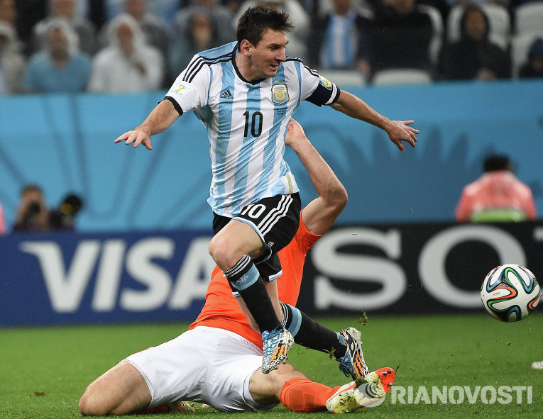 Игрок сборной Аргентины Лионель Месси (вверху)