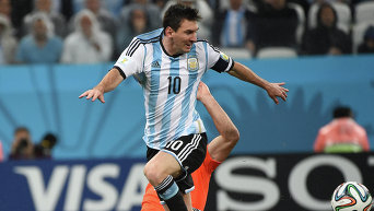 Игрок сборной Аргентины Лионель Месси (вверху)