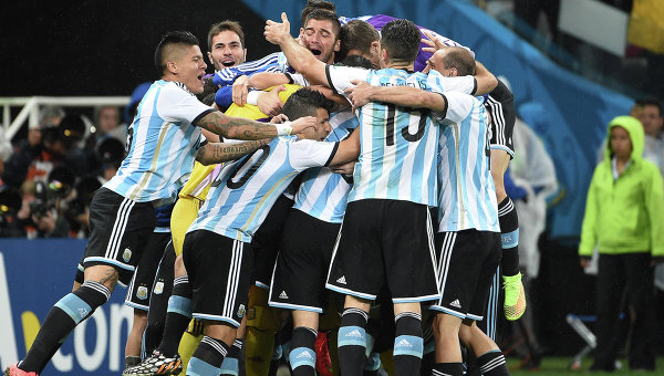 Игроки сборной Аргентины радуются победе в полуфинальном матче