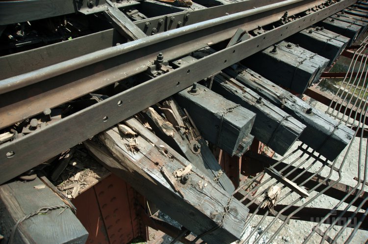 Неизвестные взорвали железнодорожный мост в Запорожской области