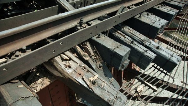 Неизвестные взорвали железнодорожный мост